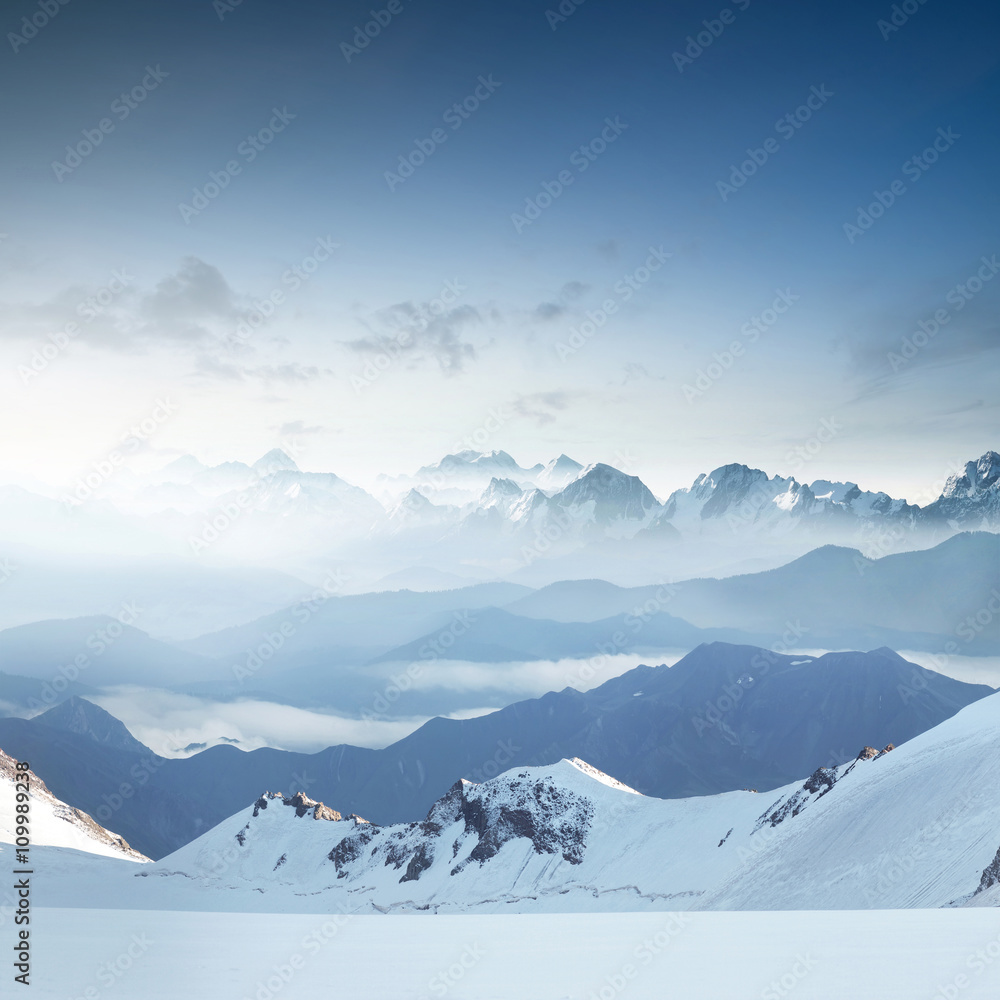 清晨的高山。美丽的自然景观。