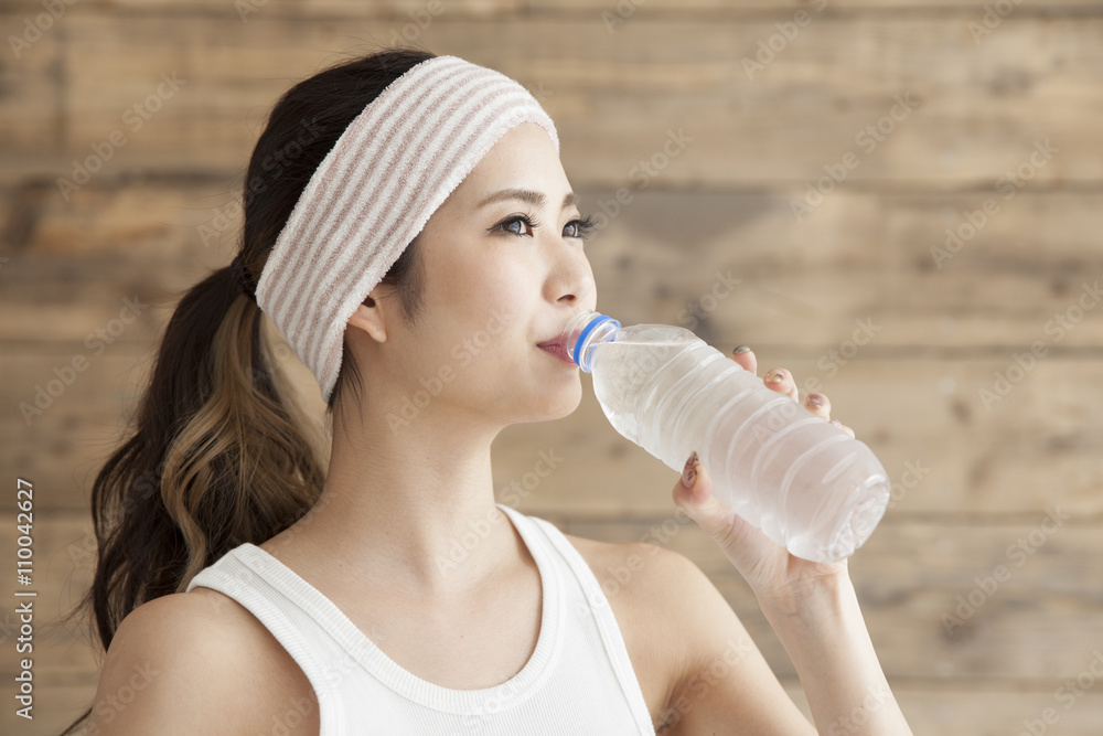 Young women are drinking m water of delicious pet bottle