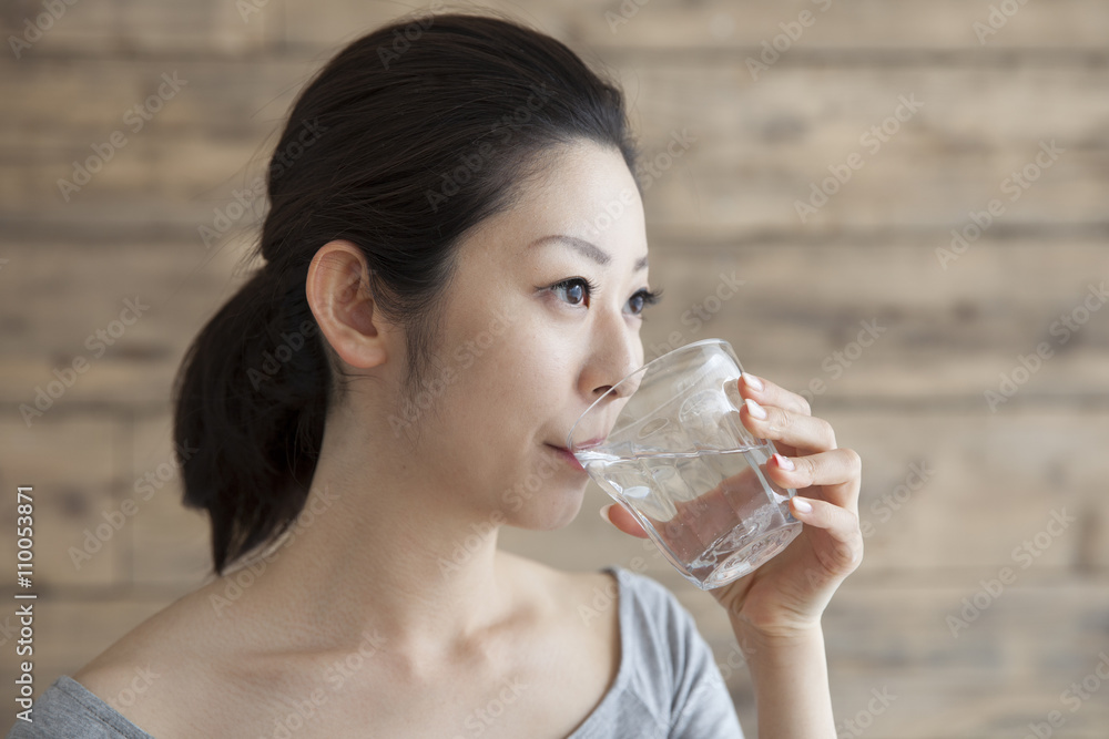 妇女正在喝一杯水