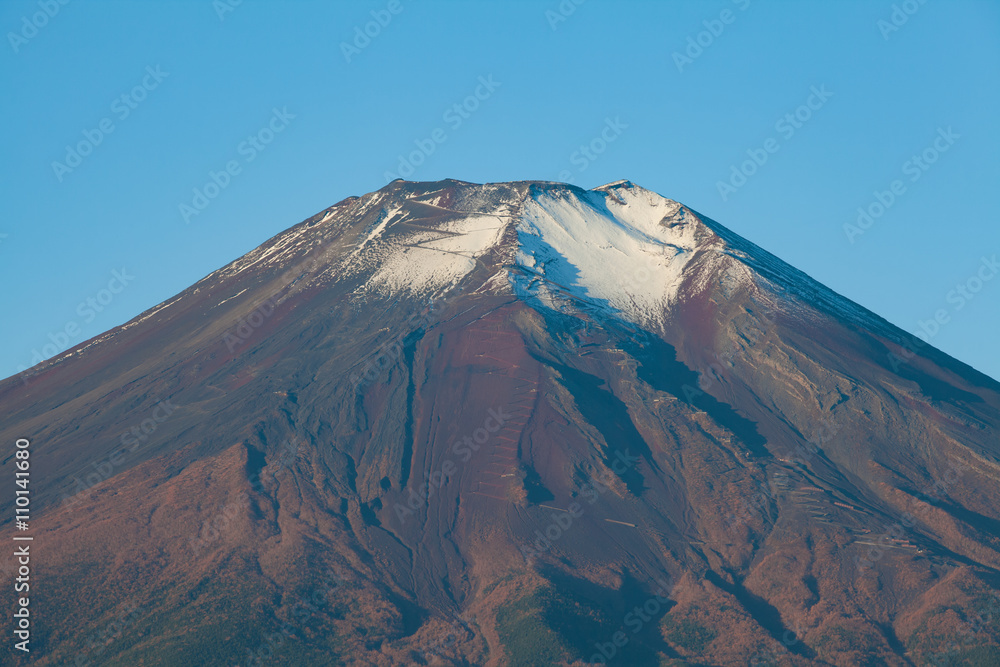 富士山顶，秋天有雪