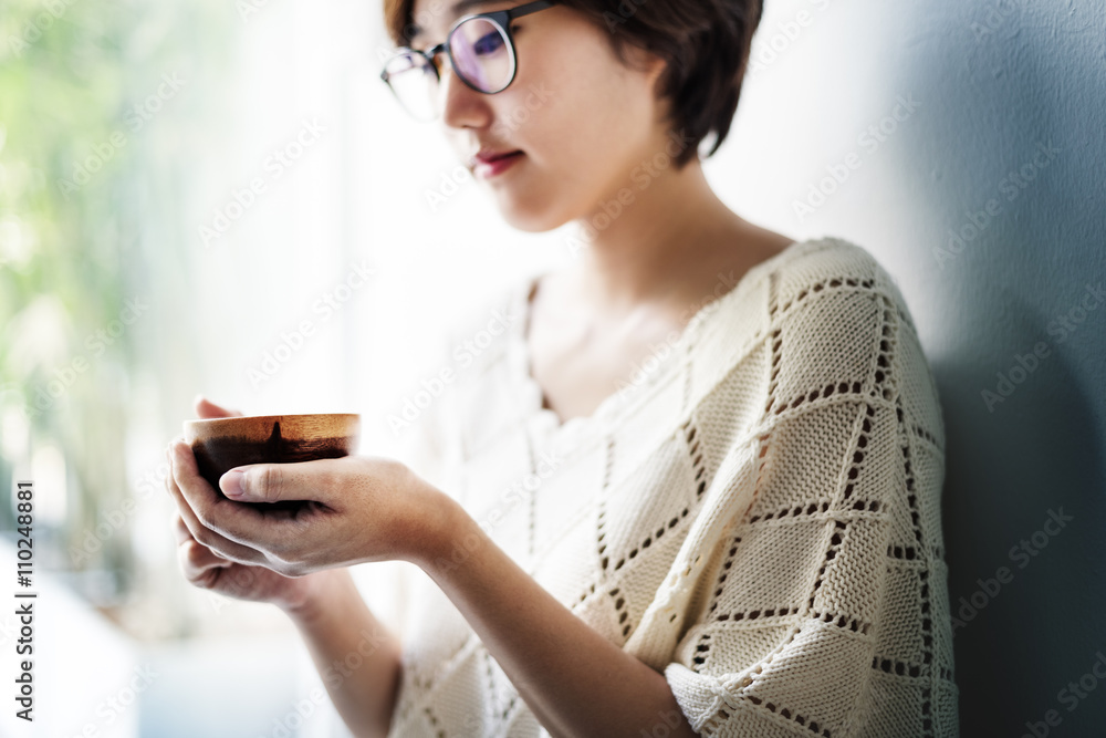 亚洲女性喝茶放松概念