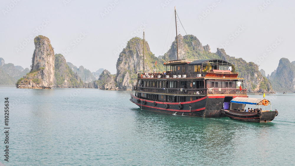 旅游船在下龙湾铺设胶合板，防止石灰岩露头物回流-越南