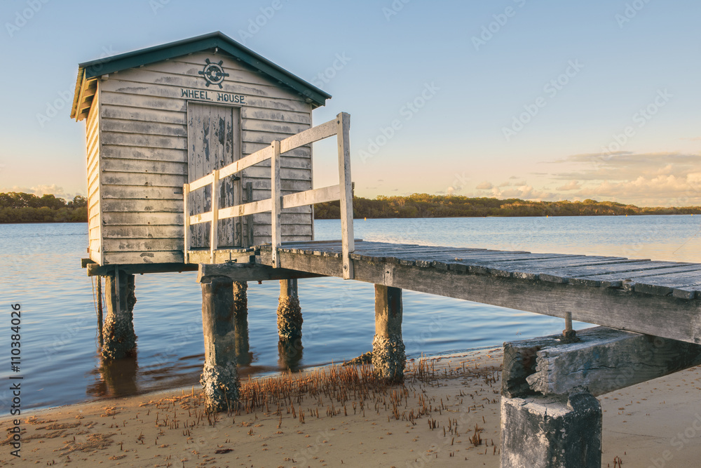 阳光海岸Maroochydore的Maroochy River船屋，下午晚些时候。