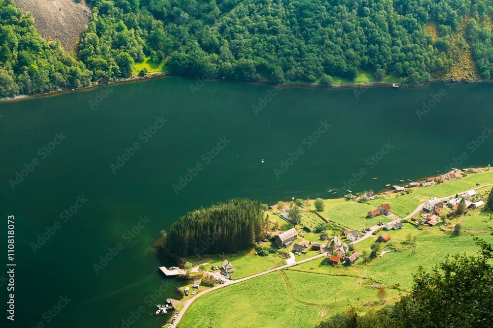 挪威Sognefjord峡湾附近风景如画的小村庄。Amazi