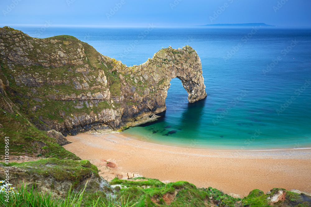 英国多塞特侏罗纪海岸海滩上的Durdle Door