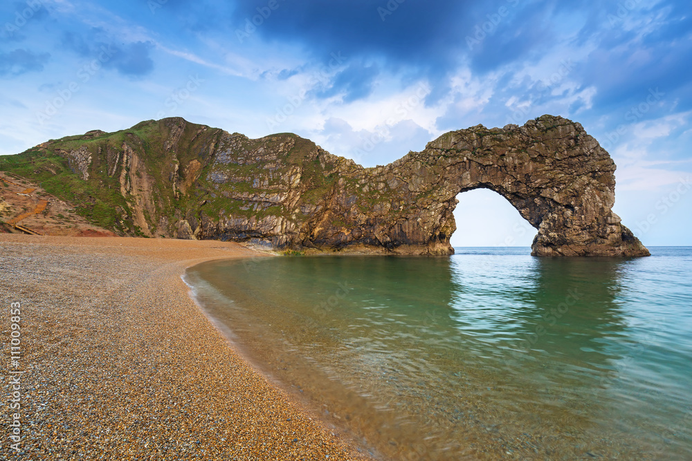 英国多塞特侏罗纪海岸海滩上的Durdle Door