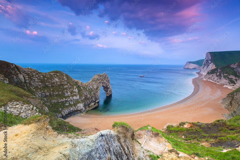 英国多塞特侏罗纪海岸，日出时有Durdle Door