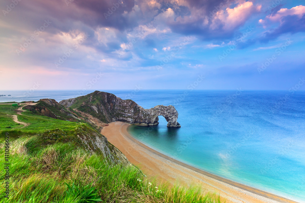 英国多塞特侏罗纪海岸，日出时有Durdle Door