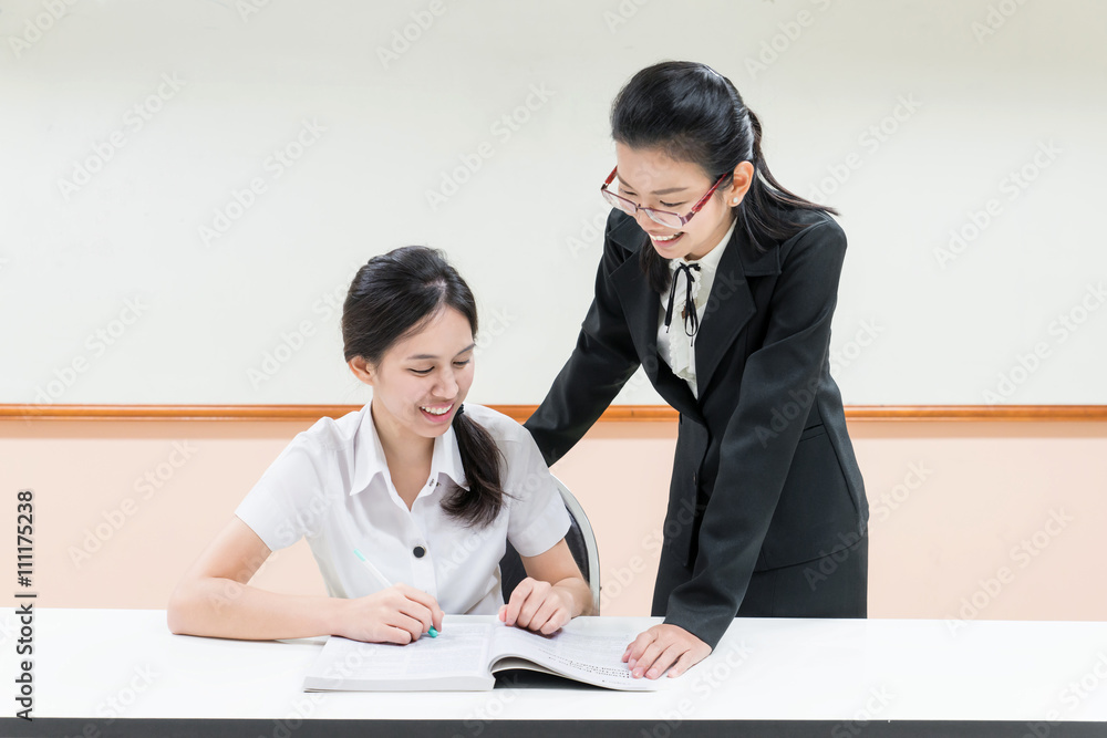 老师在课堂上为穿着制服的亚洲学生做引导