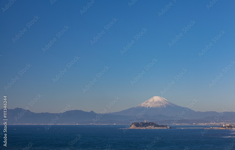 日本神奈川县相模湾秋季的富士山和大海