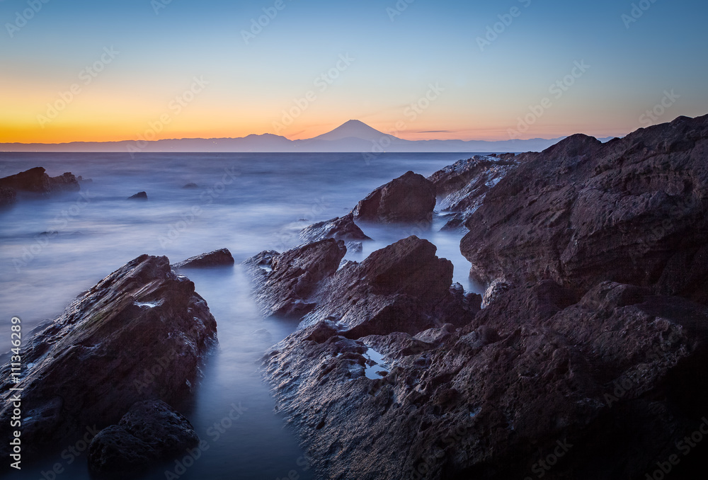 从神奈川县东岛看冬季的富士山和大海