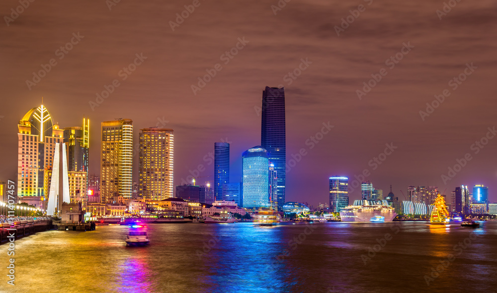 夜晚黄浦江上的上海天际线