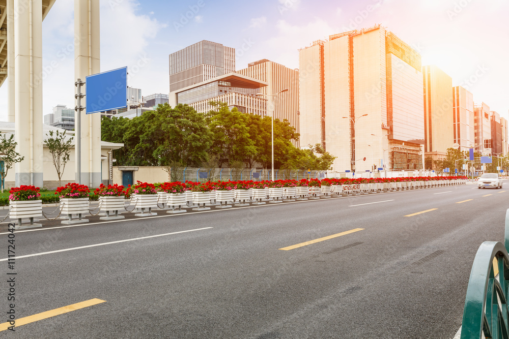 上海的沥青道路与现代城市建筑场景