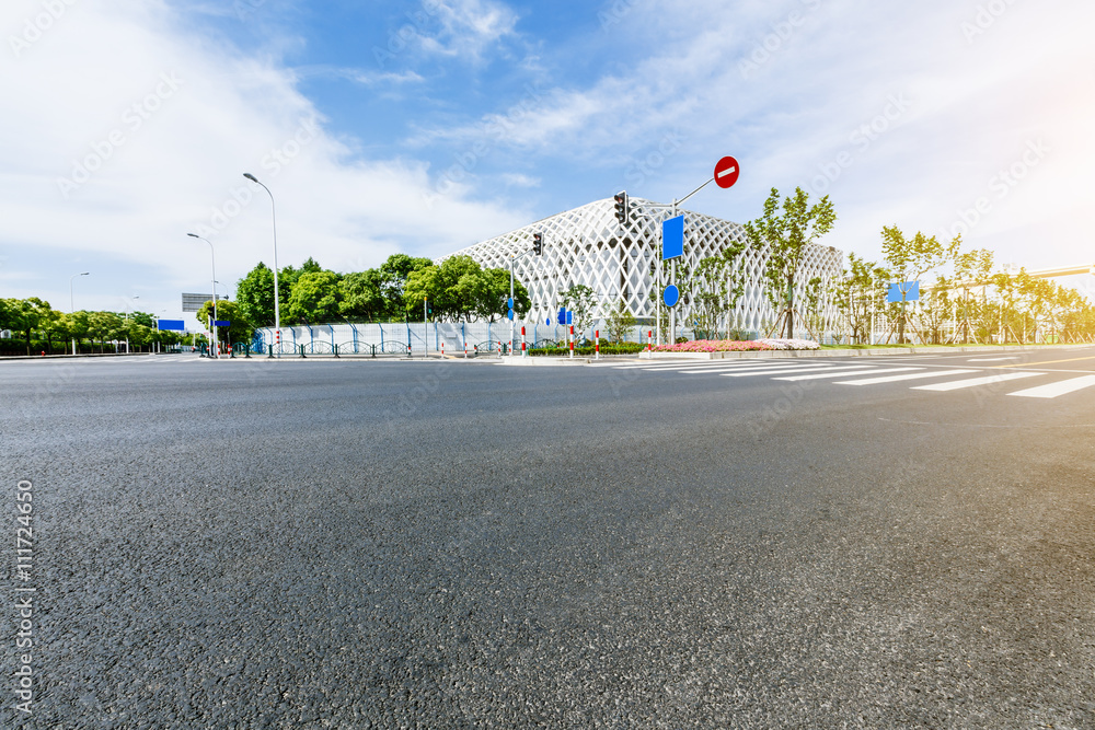 上海的沥青道路与现代城市建筑场景