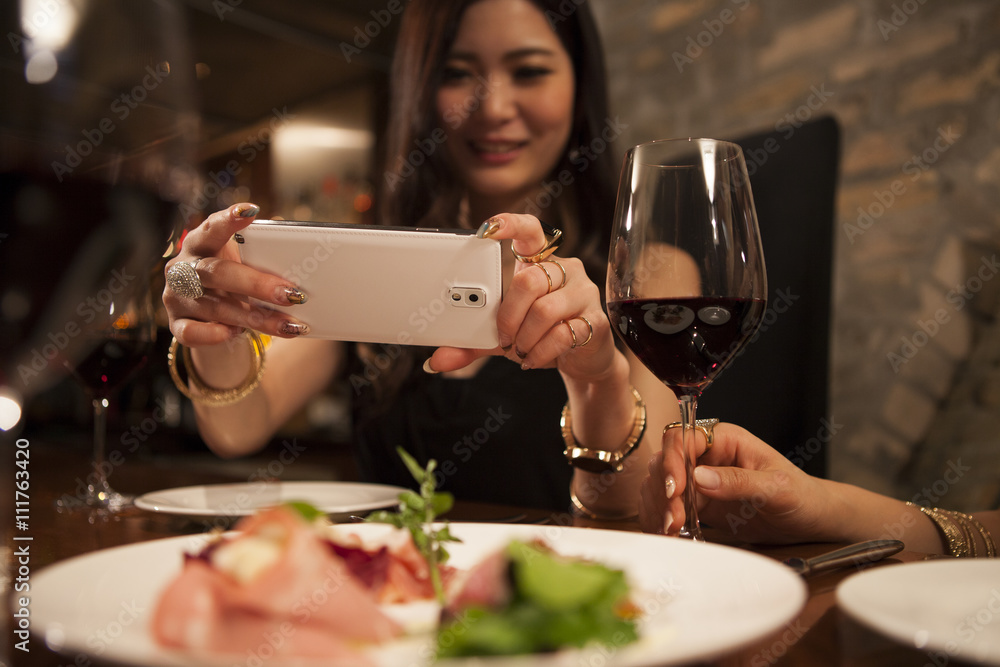 Young women have taken the appetizer photo of a smartphone