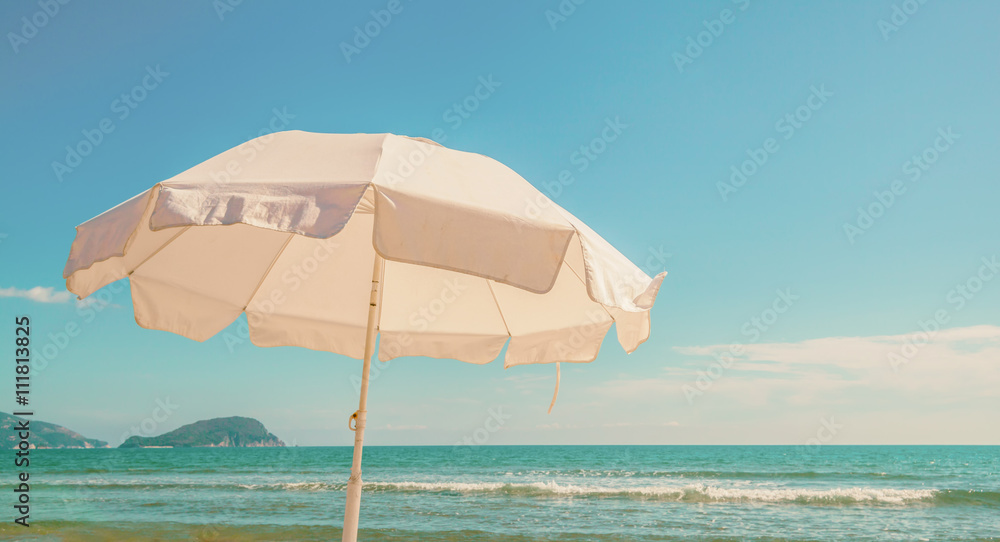 热带海滩上的雨伞炎热的夏日