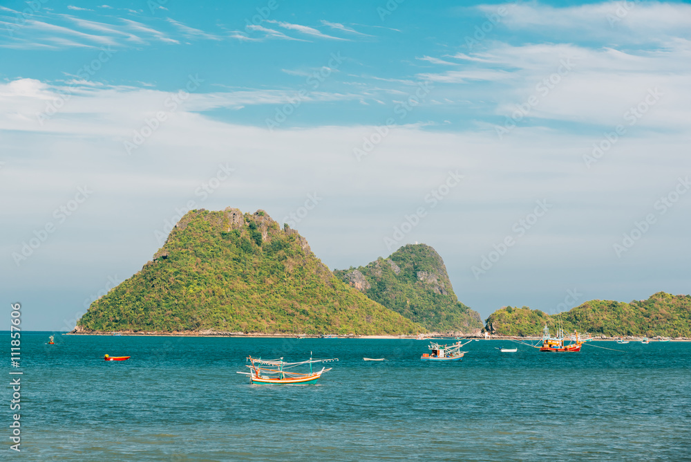 泰国Prachuap Khiri Khan省的渔船和岛屿。