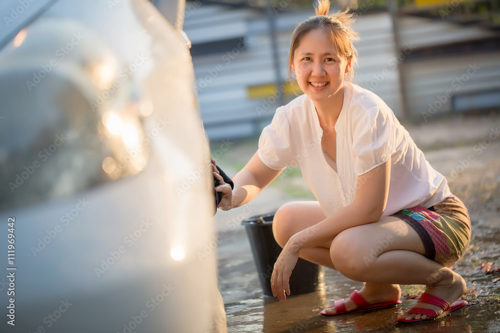 快乐亚洲女孩在家洗车