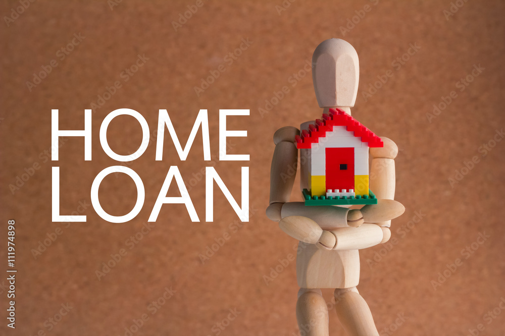 HOME LOAN概念与木制人住房屋塑料模型