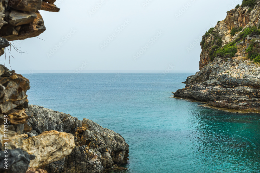 地中海地区土耳其的带悬崖的绿松石海湾