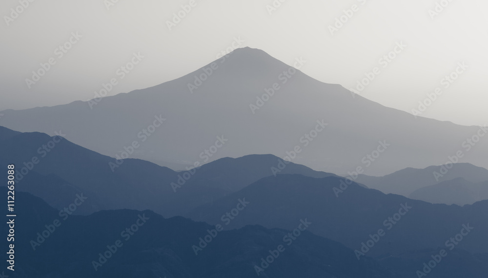 静冈县高山上秋天富士山日出的美丽时刻