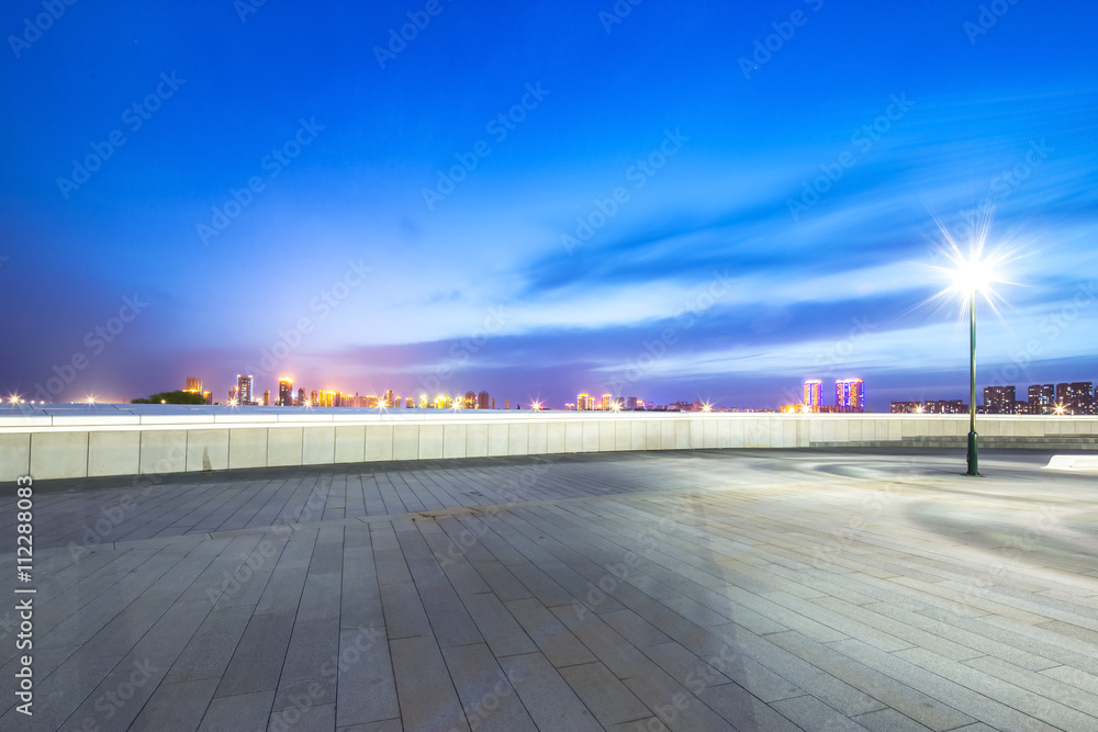 空砖地板，夜晚哈尔滨的城市景观和天际线