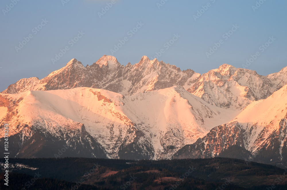 白雪皑皑的塔特拉山脉晨间全景