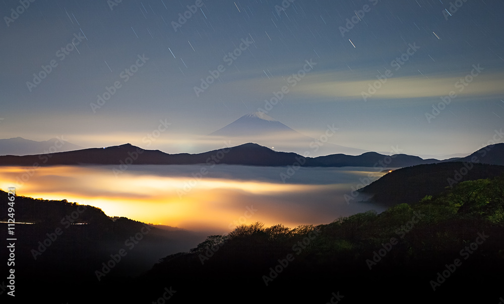 秋日清晨箱根阿什湖上方的富士山和薄雾之海