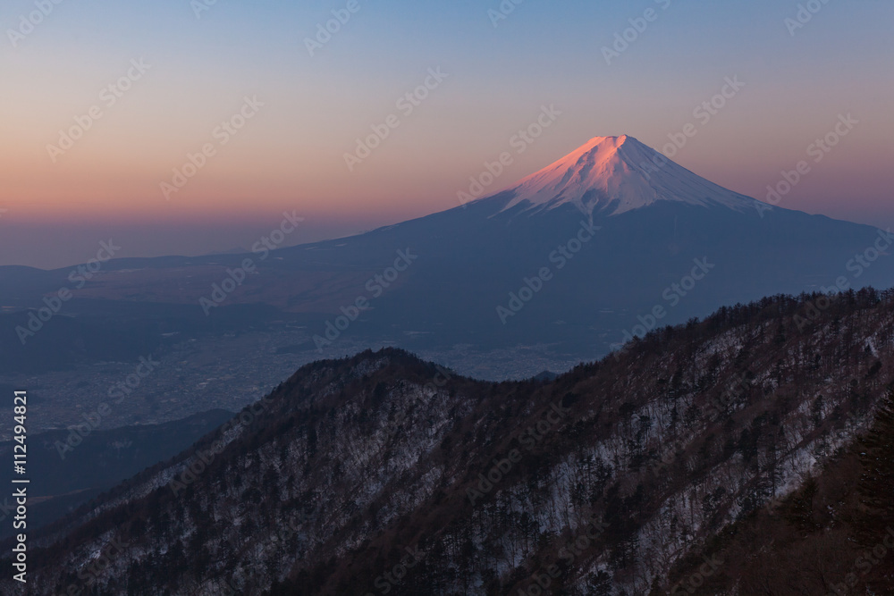 从三通山顶看冬季日出时的富士山