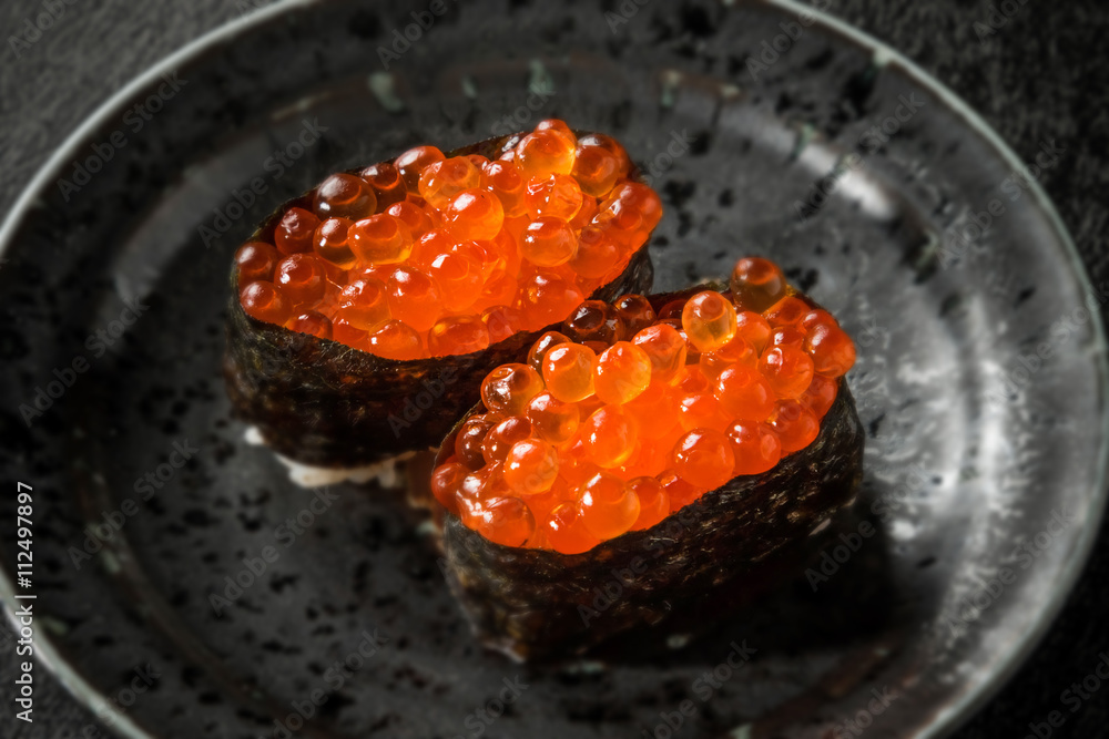 いくらの軍艦巻き　 Sushi of the salmon roe