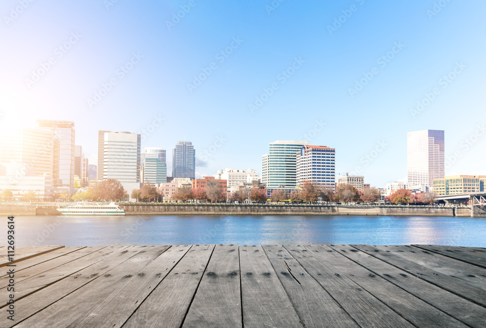 临水空木地板，城市景观和港口天际线