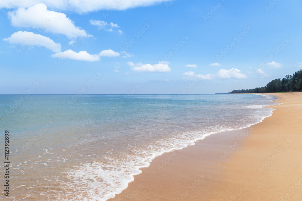 泰国热带海滩和大海，白云蓝天背景