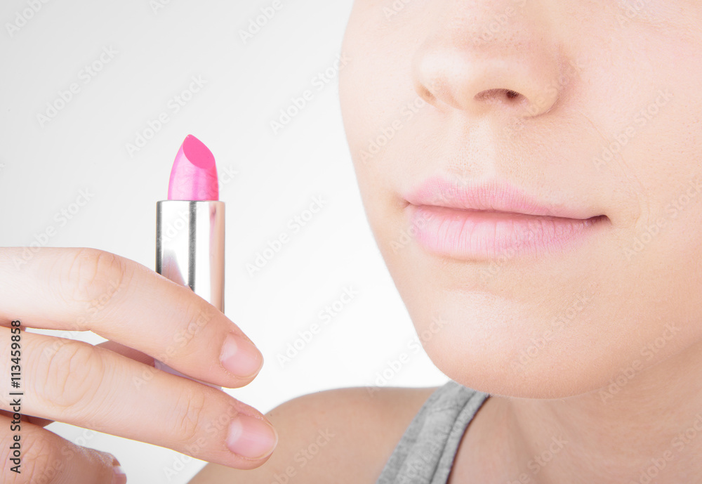 Bocca di donna con rossetto rosa 