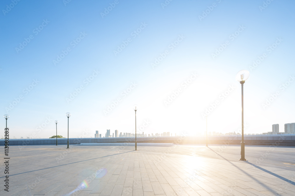 哈尔滨日出时有城市景观和天际线的空广场