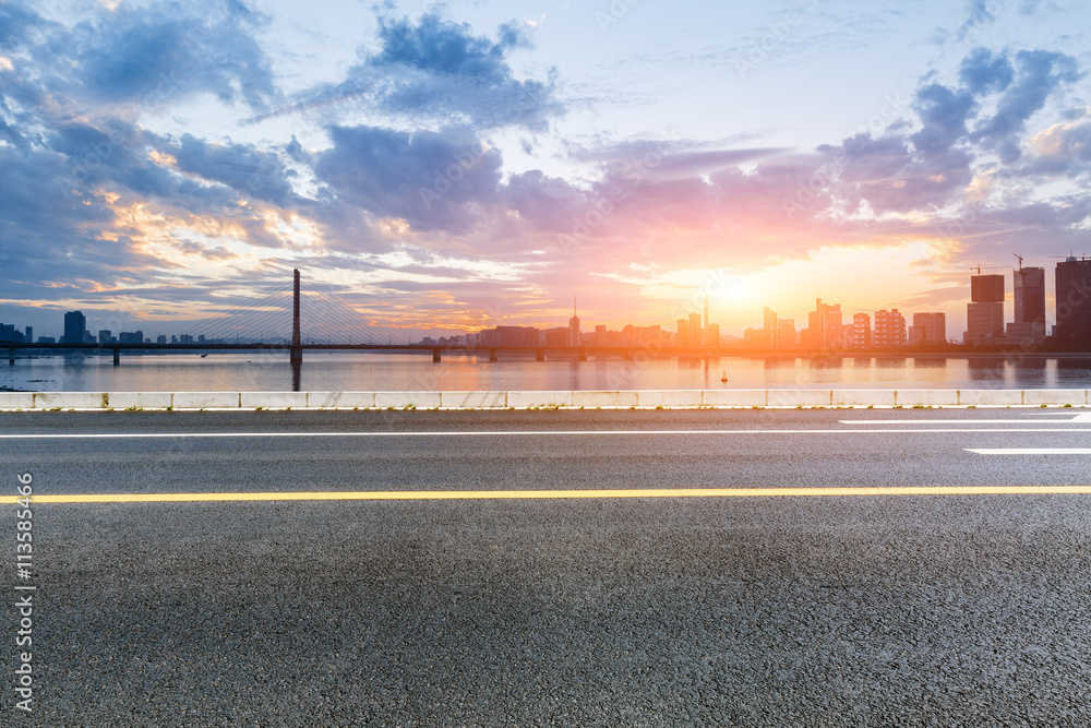 日落场景下的新沥青公路