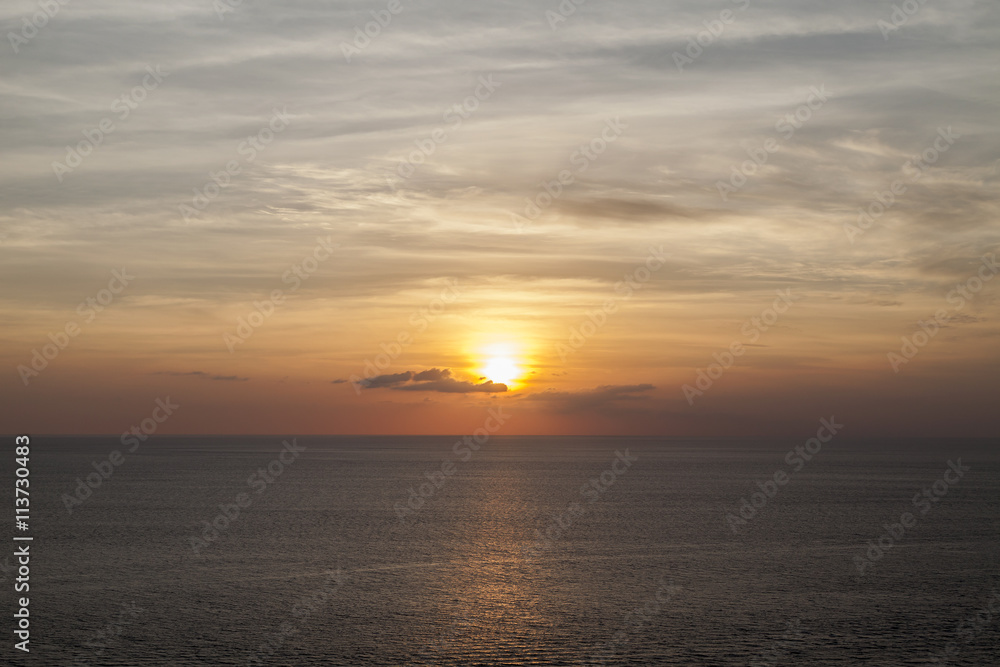 美丽的风景，海上日落，风景背景。