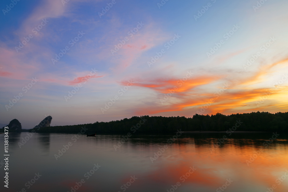 美丽的风景，海上日落，景色背景。