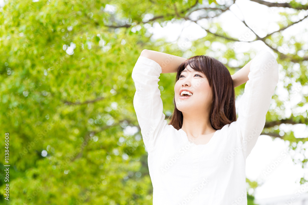 年轻的亚洲女人在公园里放松