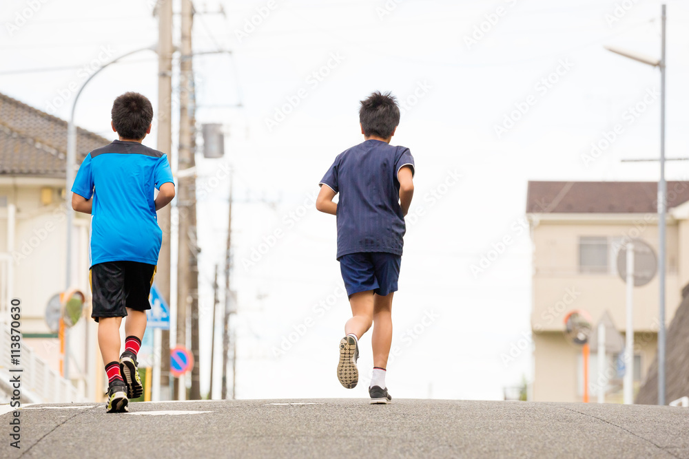 ランニングする小学生