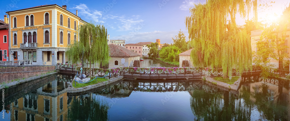 日落时分，意大利Portogruaro Lemene河上的浪漫场景