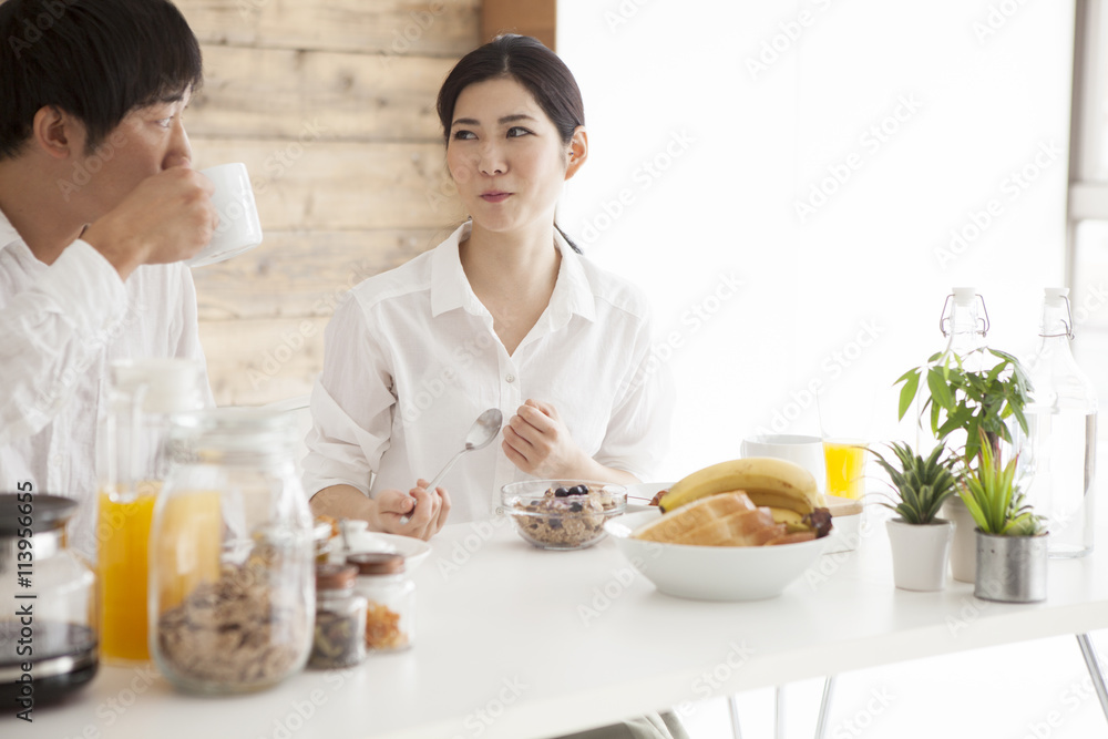 新婚夫妇正在一起吃早餐