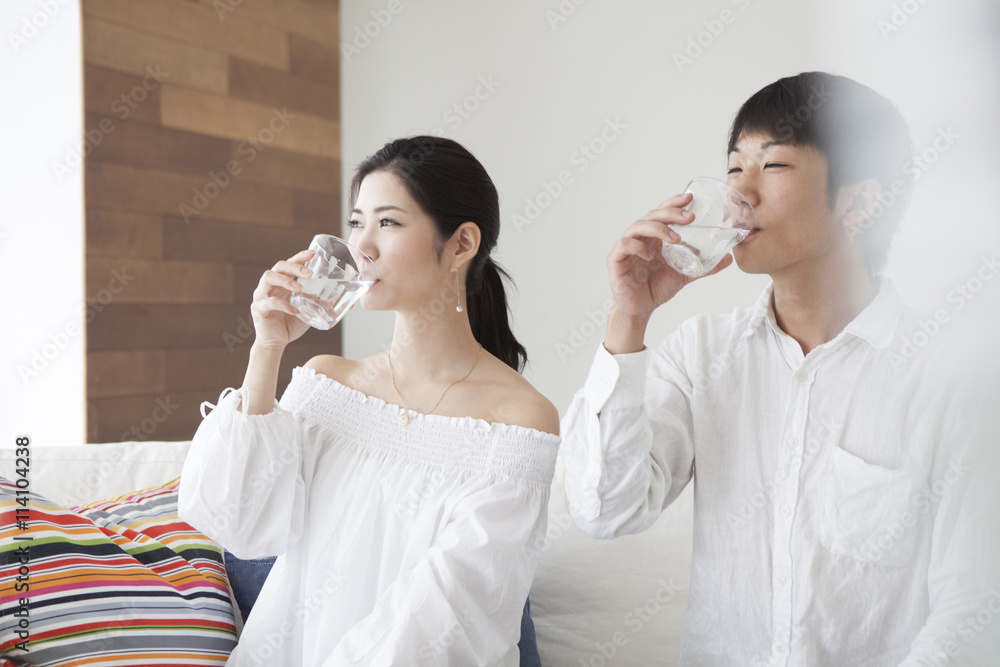 年轻夫妇喝一杯水