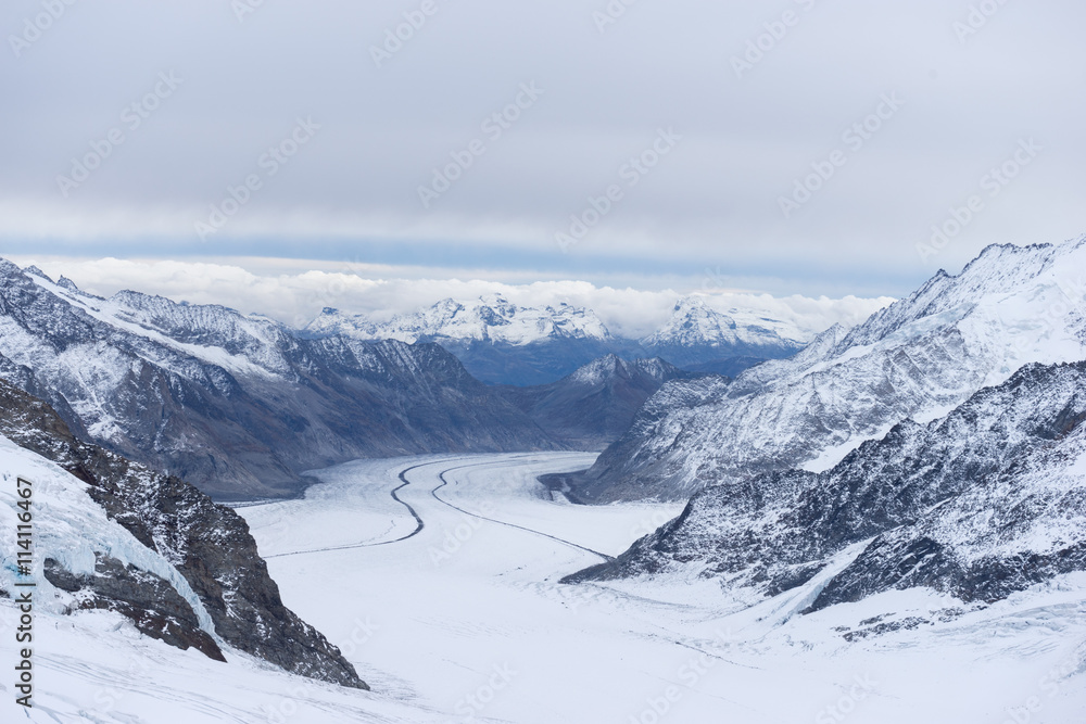 云端阿尔卑斯山上的雪景