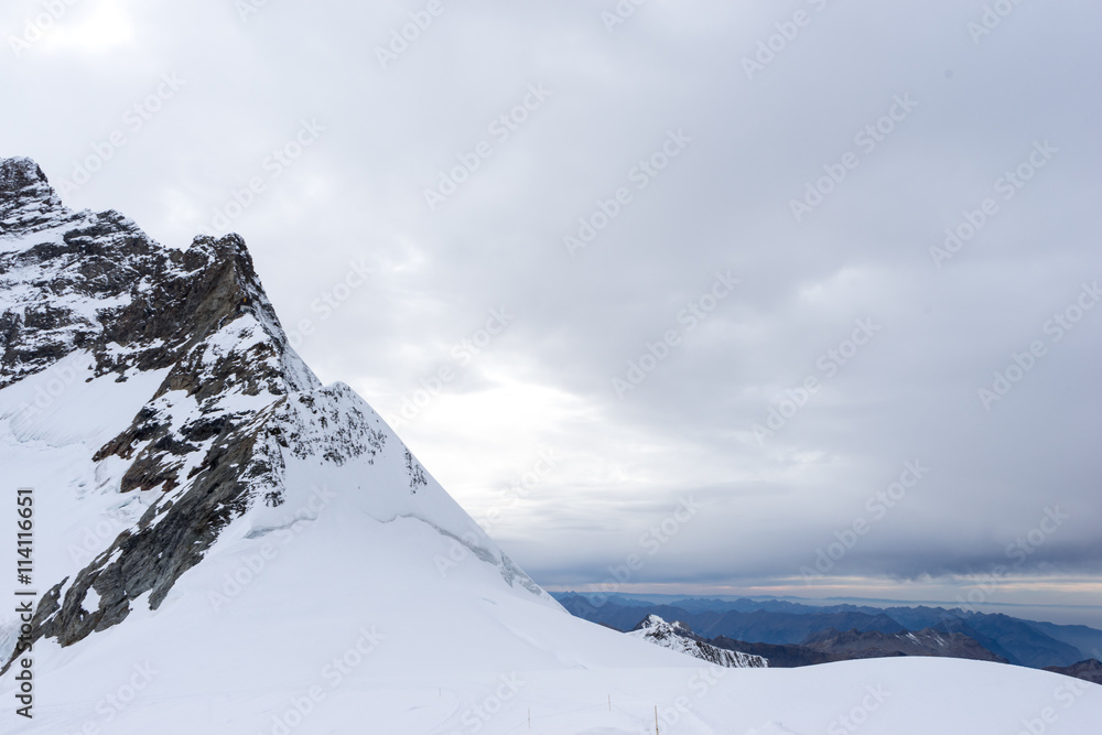 云端阿尔卑斯山雪景