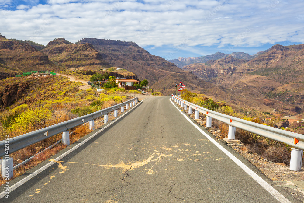 穿越西班牙大加那利岛山脉的道路