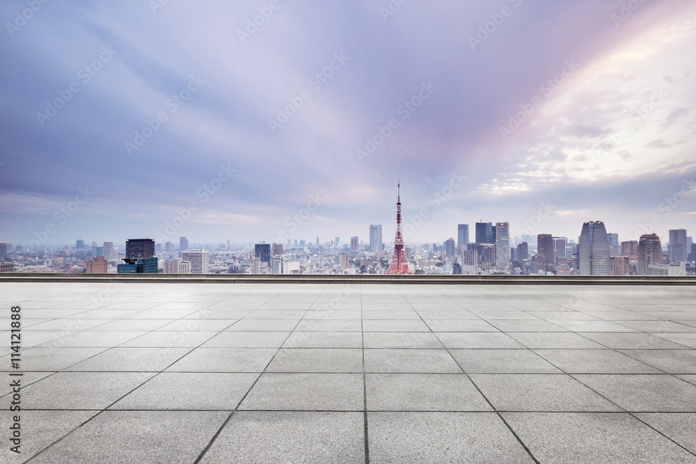 空旷的街道，浪漫的天空中有东京的城市景观和天际线