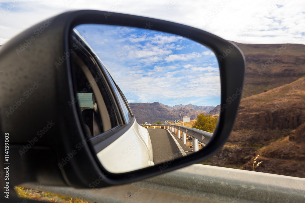 穿越西班牙大加那利岛山脉的道路