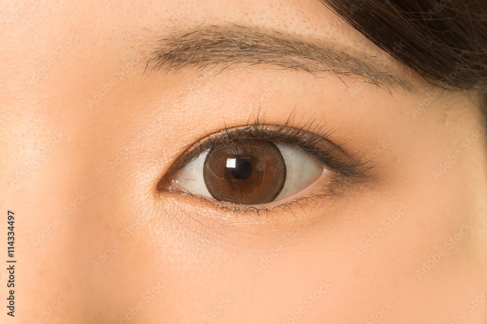 カラコンのアジア人女性の片目 woman of colored contact lenses