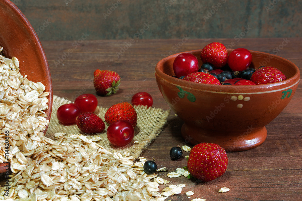 oat flakes and berries in pottery on the table