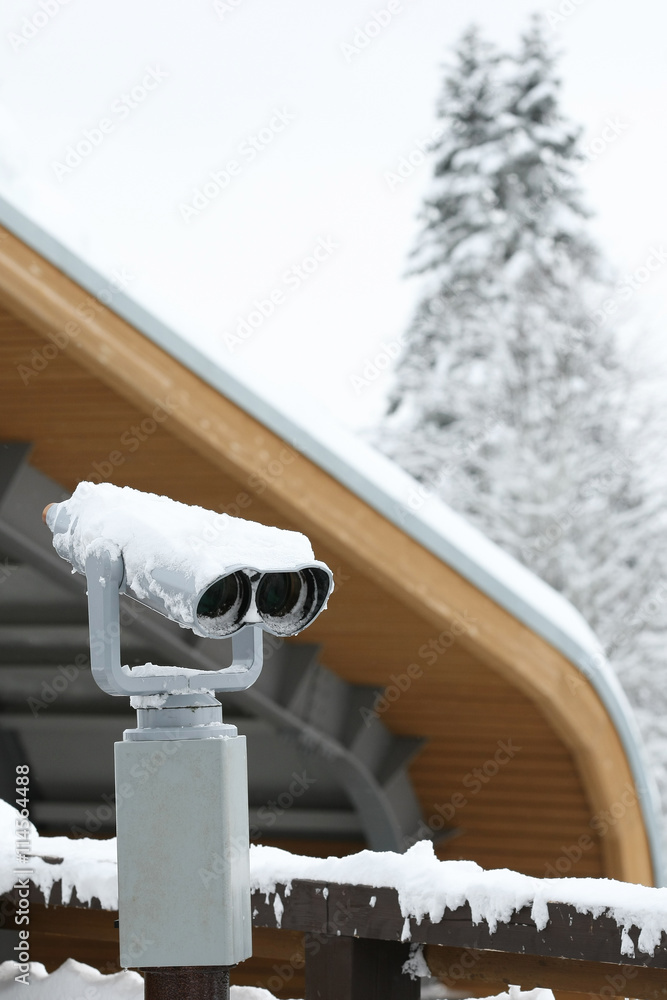 带双筒望远镜的雪地了望台